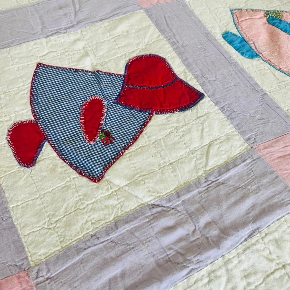 VINTAGE/ANTIQUE Handmade Quilt SUNBONNET SUE Pastel Hues Cotton Cottage Shabby